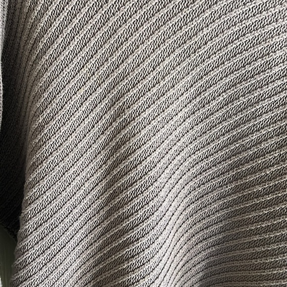 Simply Vera lilac domain sleeve sweater with cute cable knit into the sweater. - Picture 3 of 3